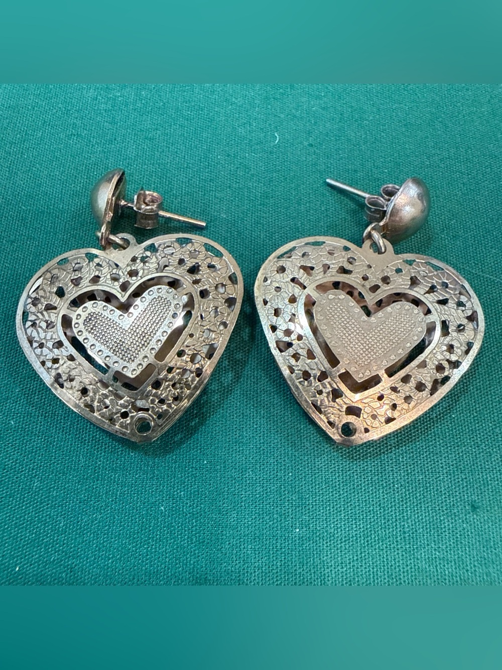 Goldtone Double Heart Filigree Dangle Pierced Earrings. 54D